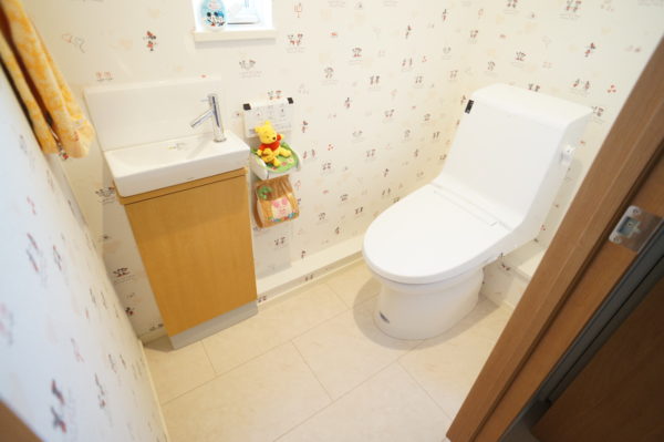 upstairs-toilet_02